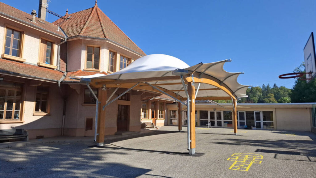 Construction de deux préaux scolaire à Aix-les-Bains conformes à la réglementation et adaptés aux enfants.