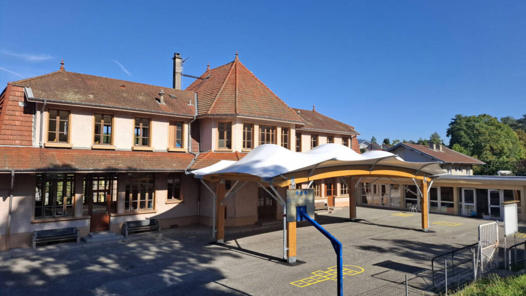 Construction de deux préaux scolaire à Aix-les-Bains conformes à la réglementation et adaptés aux enfants.