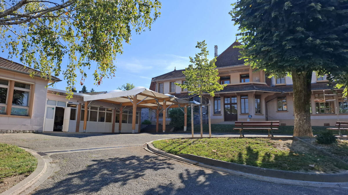 Construction de deux préaux scolaire à Aix-les-Bains conformes à la réglementation et adaptés aux enfants.