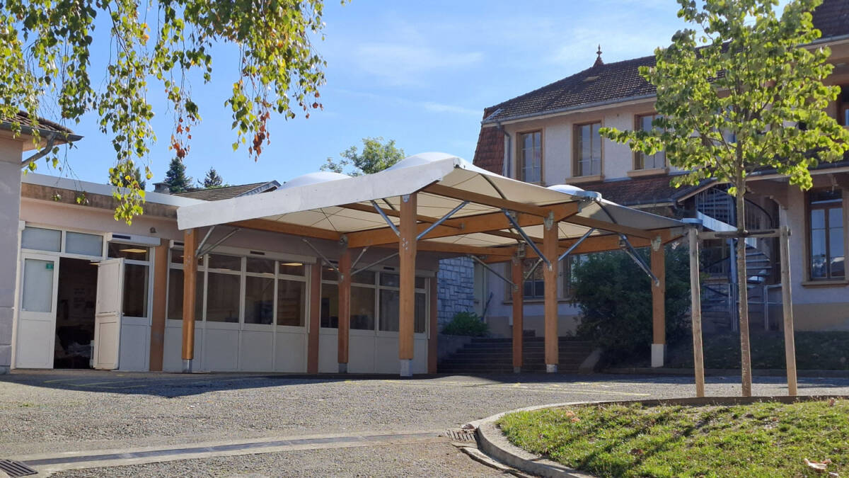Construction de deux préaux scolaire à Aix-les-Bains conformes à la réglementation et adaptés aux enfants.