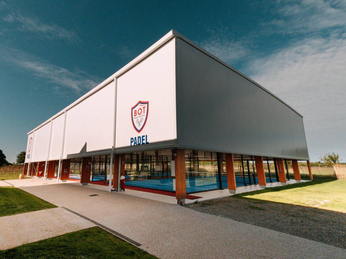 Construction d’un padel triple couvert performant et lumineux à Beauvais avec couverture en toile, charpente bois et acier galvanisé.