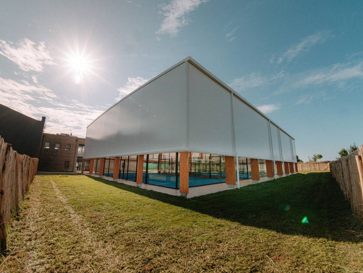 Construction d’un padel triple couvert performant et lumineux à Beauvais avec couverture en toile, charpente bois et acier galvanisé.