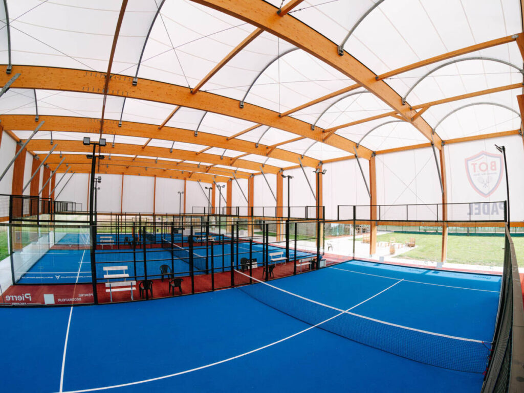 Construction d’un padel triple couvert performant et lumineux à Beauvais avec couverture en toile, charpente bois et acier galvanisé.
