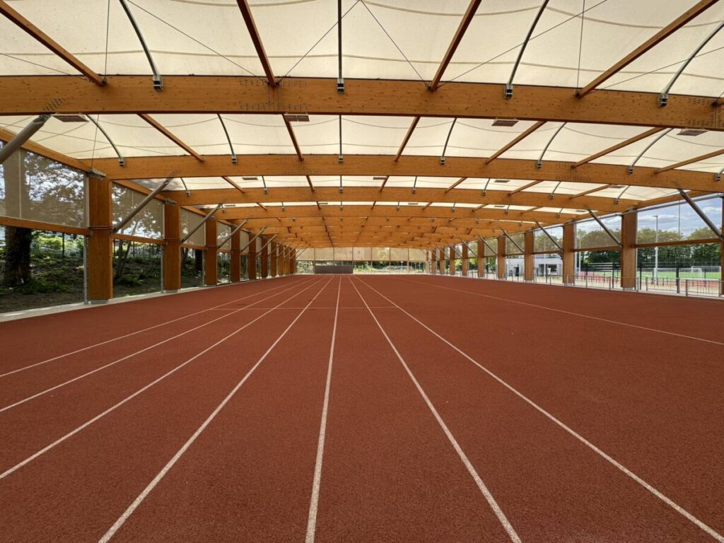 Construction d'un préau sportif à Bochum en charpente bois et couverture textile