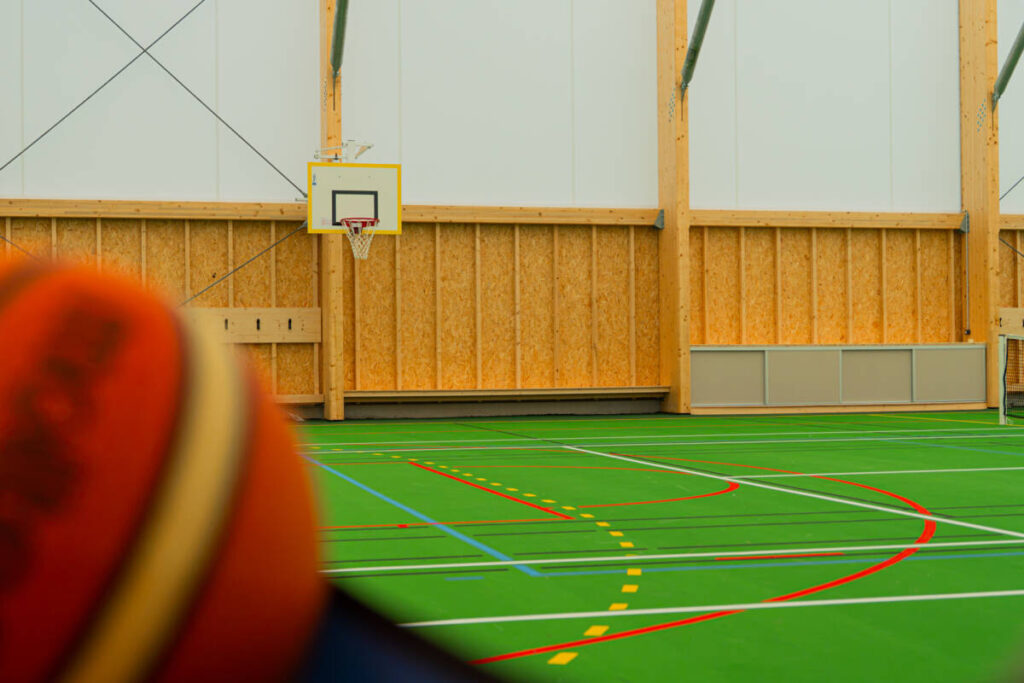 Gymnase couvert avec tracés basket, volley et tennis