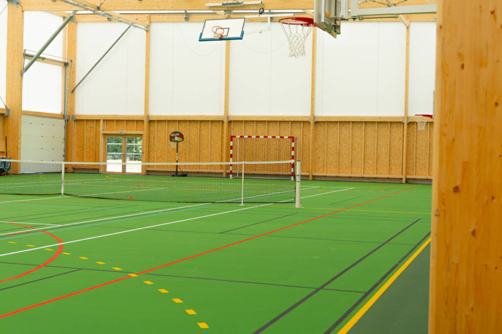 Gymnase couvert avec tracés basket, volley et tennis