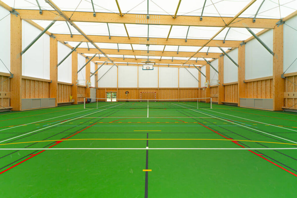 Gymnase couvert avec tracés basket, volley et tennis