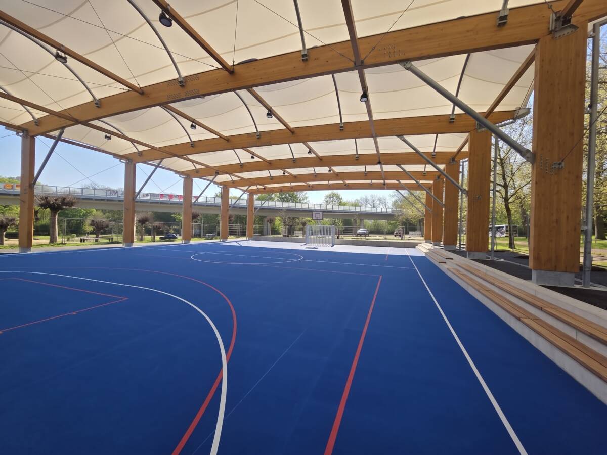 Gradins formés par les fondations le long du terrain de sport couvert