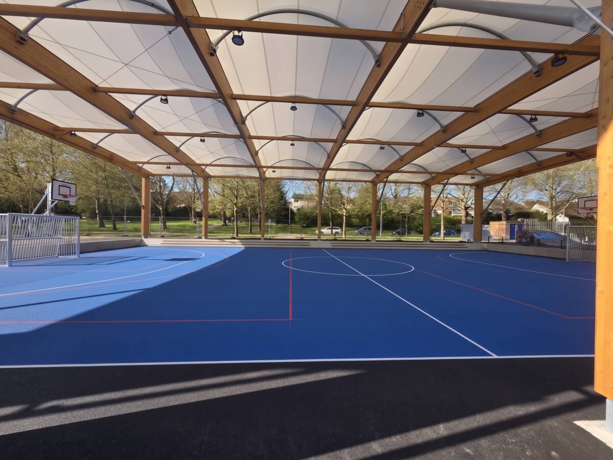 Sol EPDM avec tracés de basket-ball et de handball sous la couverture textile